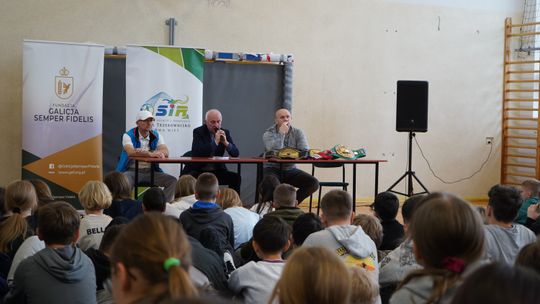 Mistrz świata i legenda futbolu gośćmi w Trzebownisku. Różański i Domarski spotkali się z młodzieżą Mistrz świata i legenda futbolu gośćmi w Trzebownisku. Różański i Domarski spotkali się z młodzieżą