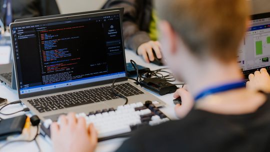 Młodzi programiści z Tarnobrzega i Trześni najlepsi w hackathonie NASA w Stalowej Woli