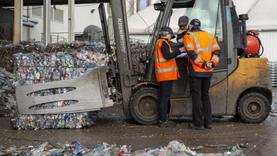 Na każdego Europejczyka przypada średnio ok. 34 kg śmieci z opakowań sztucznych. Pomóc mają fundusze europejskie