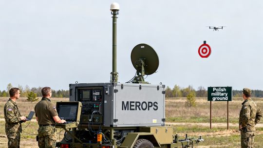 Na poligonie odbył się pokaz amerykańskiego systemu antydronowego Na poligonie odbył się pokaz amerykańskiego systemu antydronowego