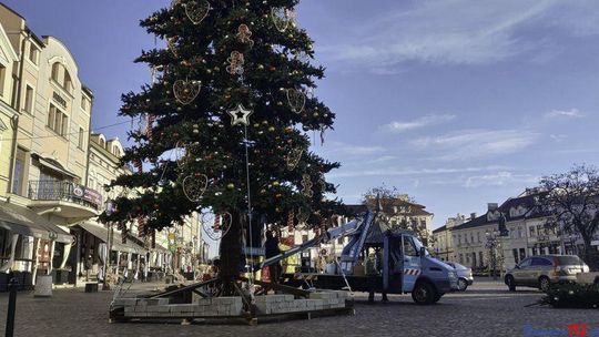 Na rynku w Rzeszowie montowane są świąteczne dekoracje