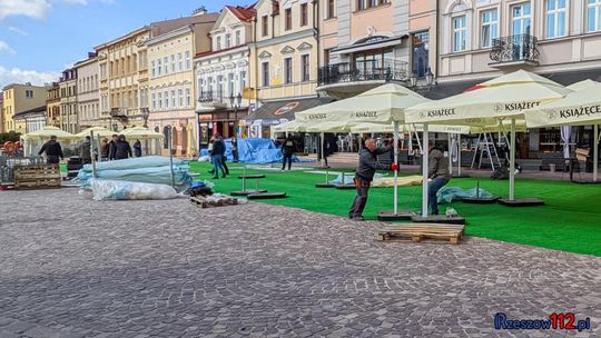 Na Rynku w Rzeszowie ruszył montaż ogródków letnich