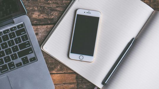 Naprawa wysyłkowa w iClinica – błyskawiczne wsparcie dla urządzeń Apple z Twojego domu