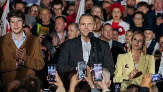 Nawrocki wyprzedza Trzaskowskiego w badaniu late poll
