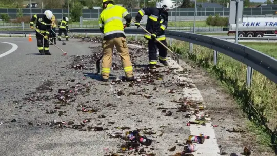 Niecodzienne zdarzenie na A4. Piwo wylało się z ciężarówki, strażacy w akcji