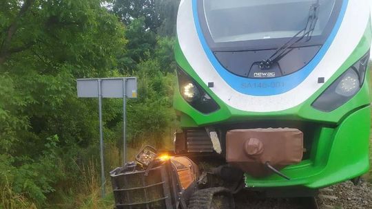 Niecodzienny wypadek. W Rzeszowie szynobus zderzył się z kosiarką