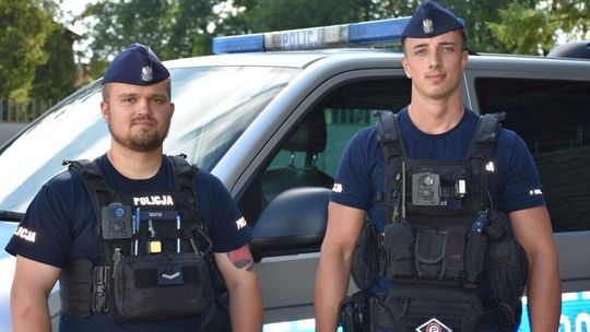 Niemowlę spadło z przewijaka. Policjanci błyskawicznie przewieźli je do szpitala [NAGRANIE]