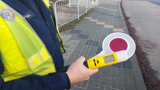 Nietrzeźwy dziadek z 1,5 promila i 12-letnim wnukiem w aucie. Policja nie miała wątpliwości