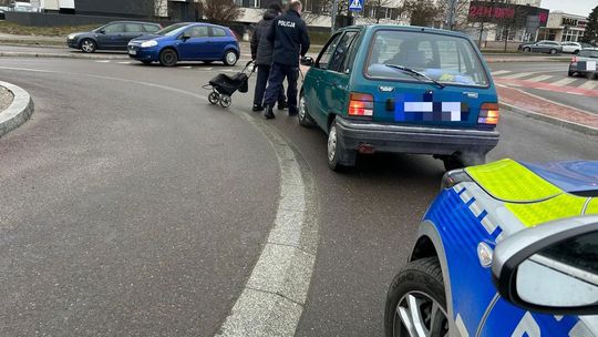 Nietypowa interwencja na rondzie. Policjanci pomogli mężczyźnie