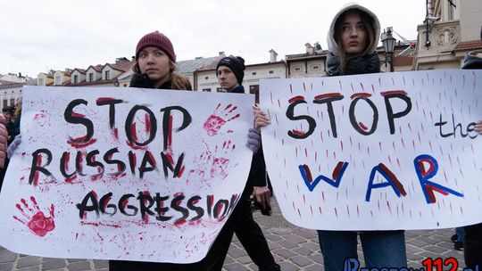 "Nigdy więcej wojny. Solidarni z Ukrainą". Manifestacja na rzeszowskim rynku