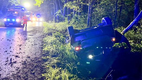 Nocne dachowanie w Sędziszowie Małopolskim - trzy osoby ranne