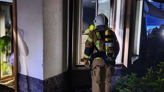 Nocny dramat w Starej Wsi. Policjanci wynieśli dzieci i psy z płonącego domu