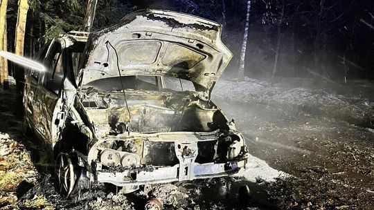 Nocny wypadek w Podborzu. Samochód stanął w ogniu i doszczętnie spłonął