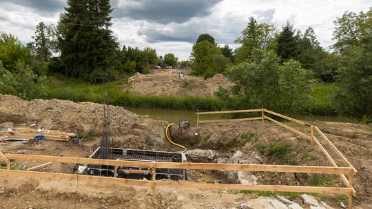 Nowa kładka w Rzeszowie nabiera kształtów. Koszt to blisko 3,7 mln zł [ZDJĘCIA]
