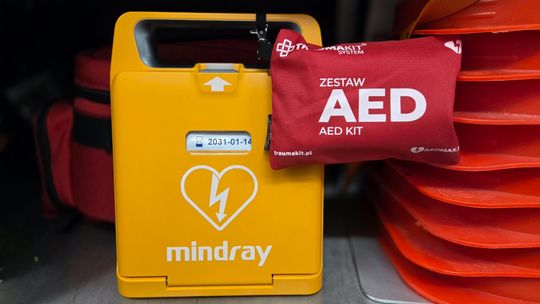 Nowy sprzęt dla OSP Mrowla. Defibrylator AED zwiększy bezpieczeństwo mieszkańców