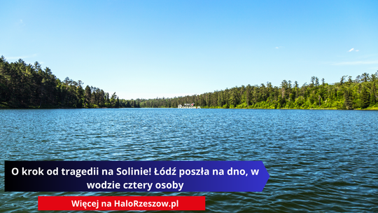 Jeziora otoczone gęstym lasem iglastym pod błękitnym niebem. Na pierwszym planie, na wodzie, znajduje się granatowo-czerwona belka z białym tekstem: "O krok od tragedii na Solinie! Łódź poszła na dno, w wodzie cztery osoby".