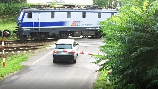 O krok od tragedii! Wjechał na przejazd kolejowy pomimo opuszczonych rogatek