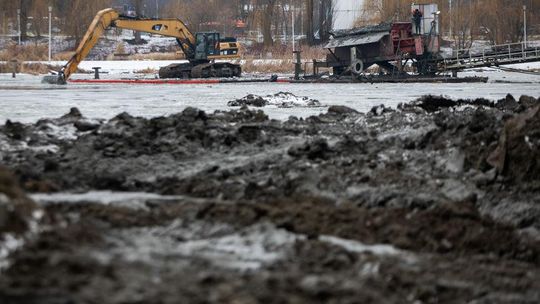 Odmulanie zalewu na Wisłoku idzie sprawnie. Powstanie nowy park