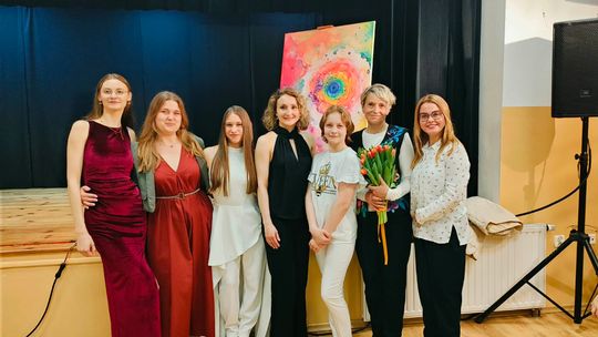 Ogród emocji Beaty Olchowy. Wernisaż wystawy pt. "Pomiędzy światłem i cieniem" w RDK Pobitno