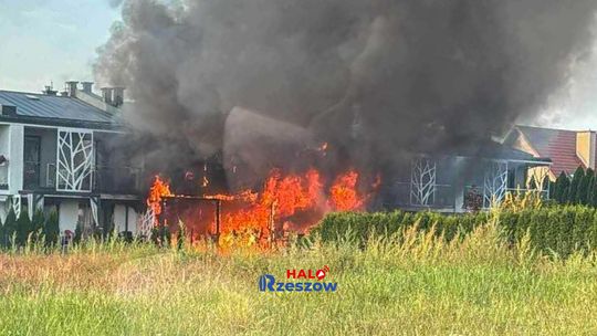 Ogromny pożar w Rzeszowie! Palą się szeregówki na osiedlu Biała! [ZDJĘCIA]