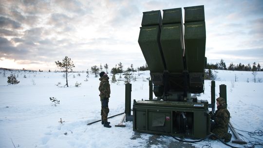 Opóźnienie w dostawie systemów NASAMS do ochrony lotniska Rzeszów-Jasionka budzi niepokój