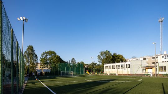 Orlik przy IV LO w Rzeszowie po remoncie. Boisko zyskało nową nawierzchnię i wyposażenie