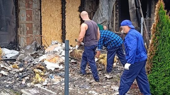 Osadzeni z rzeszowskiego więzienia pomagają po pożarze na osiedlu Biała