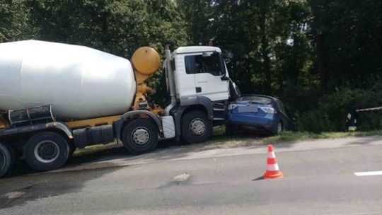 "Osobówka" uderzyła w samochód ciężarowy. 1 osoba ranna