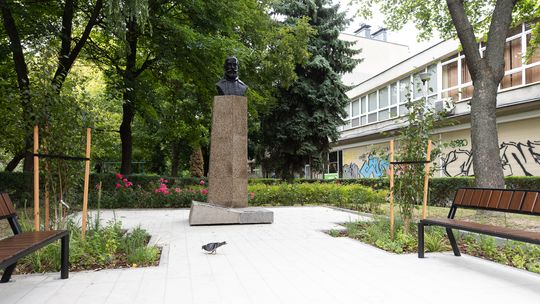 Otoczenie pomnika Jana Kochanowskiego wypiękniało