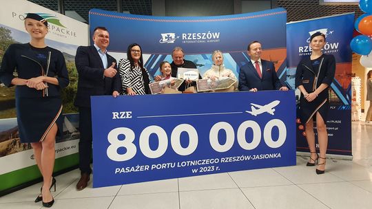 Pan Jacek z Łańcuta 800 tys. pasażerem lotniska Rzeszów - Jasionka w tym roku