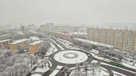 Pierwszy śnieg na Podkarpaciu: trudne warunki na drogach, służby w pełnej gotowości