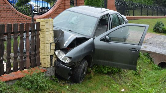 Pijana kobieta bez uprawnień zdemolowała autem cudzą posesję