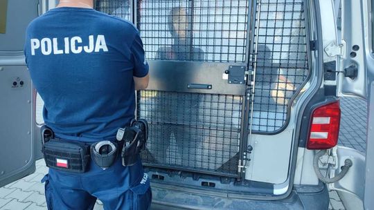 Pijany dziadek za kierownicą. Wiózł wnuczki, uderzył w znak i uciekł Pijany dziadek za kierownicą. Wiózł wnuczki, uderzył w znak i uciekł