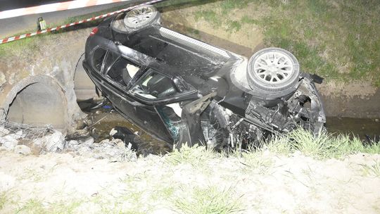 Pijany kierowca BMW rozbił auto i trafił do aresztu. Pasażer z ciężkim urazem ręki VIDEO/FOTO