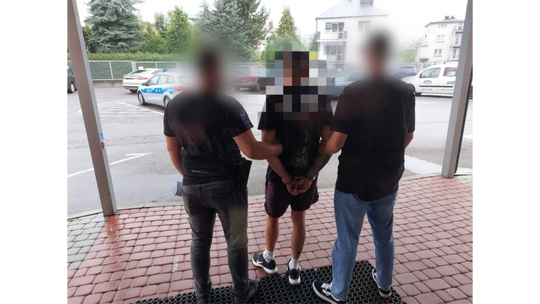 Pijany kierowca bmw spowodował wypadek i uciekł. Jest już w areszcie