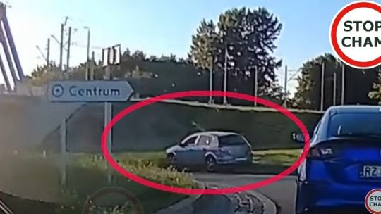 Pijany kierowca Opla ścina ronda i jeździe po poboczach w Rzeszowie [WIDEO]