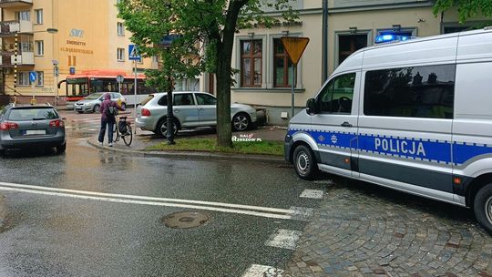 Pijany kierowca Porsche wjechał w ścianę budynku. Miał ponad 3 promile i zakaz prowadzenia
