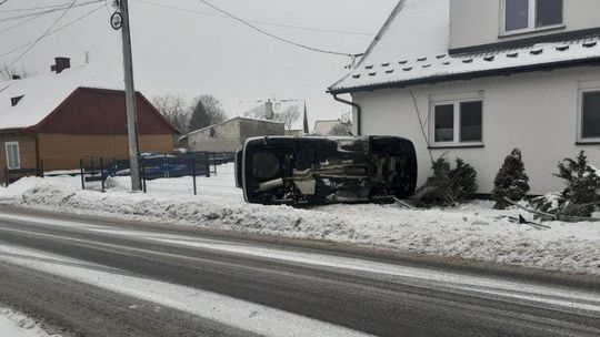 Pijany kierowca uderzył autem prosto w dom 