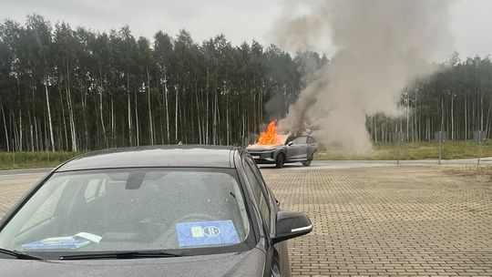 Płonął samochód z dzieckiem w środku! Dramatyczna akcja na S19 [WIDEO, ZDJĘCIA]