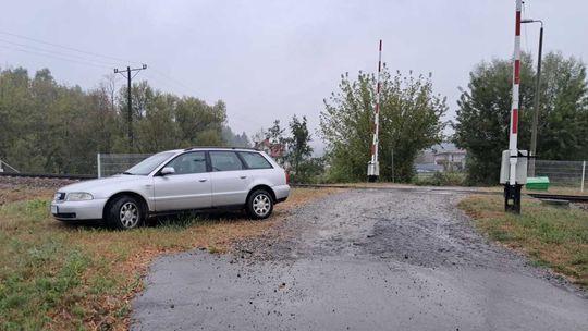 Pociągi na trasie Strzyżów - Rzeszów nie kursowały, bo Audi stanęło na torach