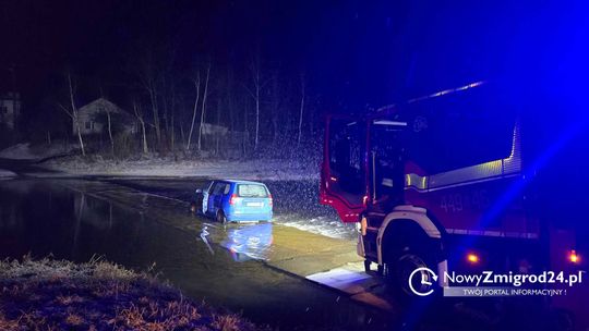 Podczas przejazdu przez rzekę zsunął się z płyt i utknął w rzece