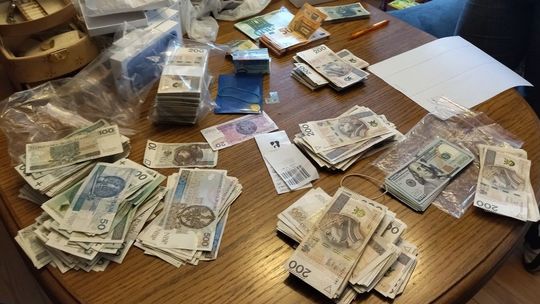 Podkarpacka KAS rozbija piramidę finansową. Zatrzymano 9 osób, zabezpieczono 1,5 mln zł