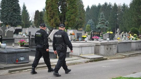 Policja apeluje: zadbajmy o bezpieczeństwo podczas obchodów święta zmarłych