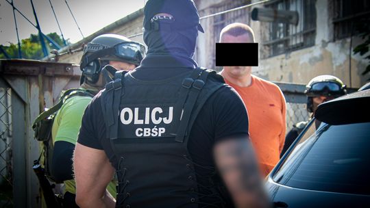 Policjanci CBŚP i KWP rozbijają zorganizowaną grupę przestępczą