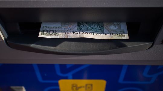 Policjanci odzyskali pieniądze przywłaszczone z bankomatu