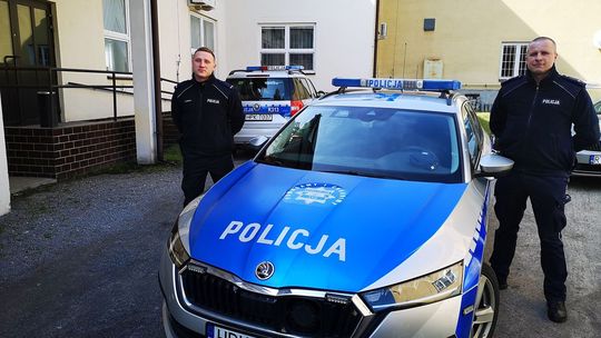 Na zdjęciu widoczni są dwaj umundurowani policjanci z Posterunku Policji Grębów.