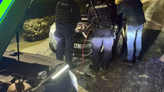 Policjanci z Dynowa ruszyli z pomocą kierowcy Policjanci z Dynowa ruszyli z pomocą kierowcy
