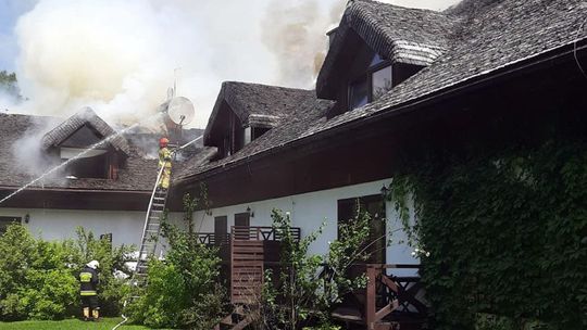 Ponad 50 strażaków gasi pożar pensjonatu w Strzebowiskach!