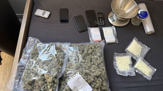 Ponad kilogram narkotyków w domu 17-latka. Tymczasowy areszt, grozi mu 10 lat więzienia