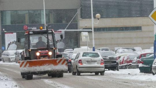 Posypywarki walczą ze skutkami zimy na ulicach Rzeszowa